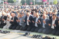 MURAT KURUM - Bakan Kurum, Bayram Namazını Konya'da Kıldı