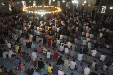 Elazığ'da Bayram Namazında Camiler Doldu