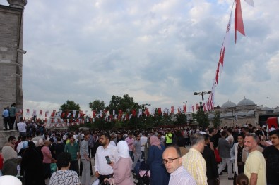 Fatih Camii'nde Bayram Namazı Sonrası Sıcak Çorba İkramı