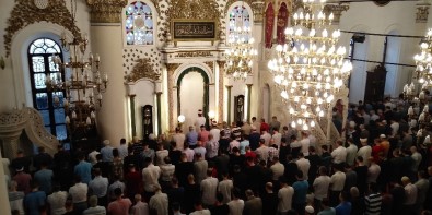 İzmirliler Bayram Namazı İçin Hisar Camii'ne Akın Etti