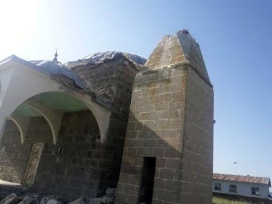 Kars'ta Camiye Yıldırım Düştü, Minare Yıkıldı