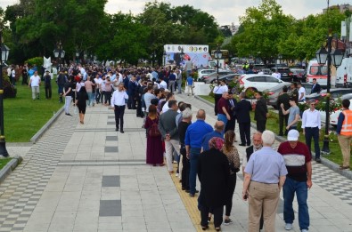 TBMM Başkanı Şentop'un Katıldığı Bayramlaşmada Uzun Kuyruklar Oluştu