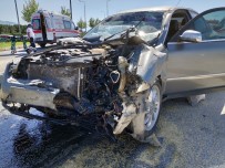 Traktörle Çarpışan Otomobil Hurdaya Döndü Açıklaması 5 Yaralı