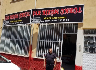 Tüm İşleri Ters Gidince Dükkanın Tabelasını Da Ters Yaptırdı