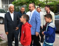 BAYRAMLAŞMA - Turan, Bayram Namazını Baba Ocağında Kıldı