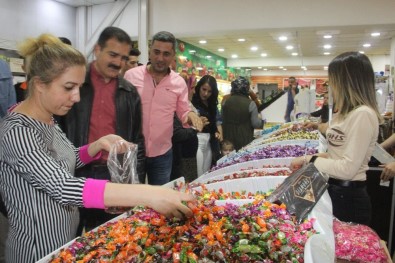 Vali Akbıyık, Halkla Bayramlaştı, Oyuncak Dağıttı