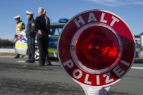 REN VESTFALYA - Alman Polisinden Düğün Konvoylarında Asayişi Bozanlara Broşürlü Uyarı