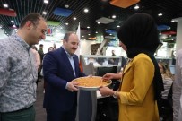 Bakan Varank, Beyaz Masa'da Çağrılara Yanıt Verdi, Vatandaşla Bayramlaştı