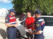 EMNIYET KEMERI - Jandarma Ekiplerinden Sürücülere Şeker Ve Kolonyalı Bayram Tebriği