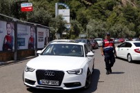 Ölüdeniz'e Binlerce Araç Geldi, Yol Trafiğe Kapandı