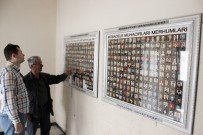 ÖLENLERİN YAKINLARI - (Özel) Köyün Kuruluşundan İtibaren Ölenlerin Resimlerini Sergiliyor