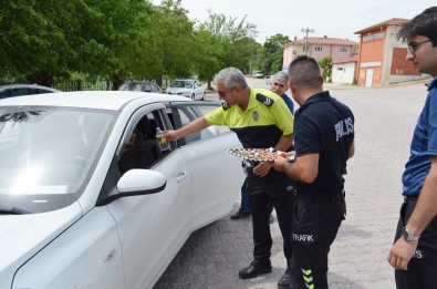 Polisten Kolonyalı Ve Çikolatalı Bayram Uygulaması