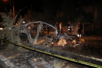 FERTEK - Refüje Çarpan Otomobil Alev Aldı Açıklaması 2 Ölü