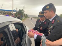 EMNIYET KEMERI - Jandarmadan Kolonyalı Şekerli Trafik Denetimi