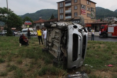 Otomobil İle Hafif Ticari Aracın Karıştığı Kazada 2 Kişi Yaralandı