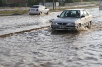 SAĞANAK YAĞIŞ - 5 Dakikalık Yağmur Ve Dolu Yolları Dere Yatağına Çevirdi
