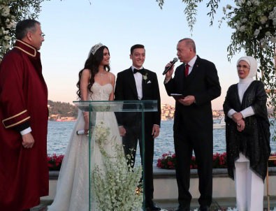 Erdoğan Mesut Özil'in nikah şahidi oldu