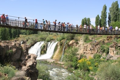 Muradiye Şelalesi'nde Bayram Yoğunluğu