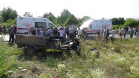 DÜZCE ÜNİVERSİTESİ - Tarım Aracı Takla Atıp Yol Kenarına Savruldu Açıklaması 1 Ölü, 4 Yaralı