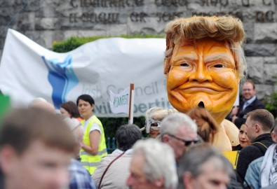 Trump, İrlanda'da Protesto Edildi
