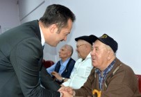 TUGAY KOMUTANI - Vali Şentürk Huzurevi Sakinleri Ve Gençlerle Bayramlaştı