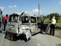 YOLCU MİDİBÜSÜ - Yolcu Midibüsü İle Ticari Araç Çarpıştı Açıklaması 3 Yaralı