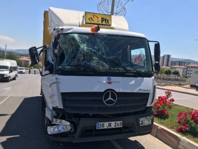 Kamyon İle Yolcu Minibüsü Çarpıştı, Şans Eseri Yaralanan Olmadı