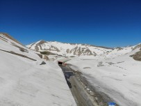 KAR KALINLIĞI - Karapet Geçidinde Kar Manzaraları