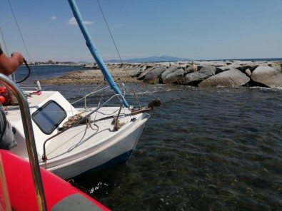 Karaya Oturan Tekneyi İtfaiye Kurtardı