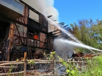 KARADERE - Kastamonu'da Çıkan Yangında İki Ev Kullanılamaz Hale Geldi