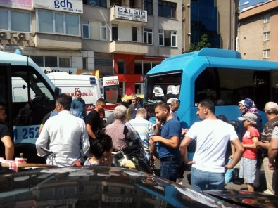Maltepe'de Bir Minibüs, Yolcu Dolu Minibüse Çarptı Açıklaması 5 Yaralı