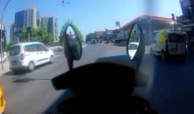 (Özel) Bakırköy'de Tek Tekerlek Üzerinde Kalkış Yapan Motosikletlinin Kazası Kamerada