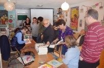 Burhaniyeli Yazar Altınbeyaz, Kitaplarını İmzaladı