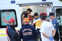 Otomobil Yön Levhalarını Devirdi Açıklaması 1'İ Ağır, 3 Yaralı
