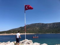 TÜRK BAYRAĞI - Sahil Güvenlik Ekiplerinin Bayrak Hassasiyeti