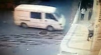 CAMİİ - Ümraniye'de Kontrolden Çıkan Minibüsün Cami Duvarına Çarptığı Anlar Kamerada