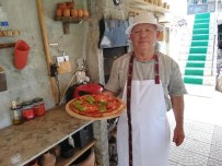 50 Yıl İsveç'te Çalıştı, Emekli Olunca Köyüne Gelip Pizzacı Dükkanı Açtı Haberi