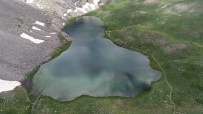 KRATER GÖLÜ - Bolkar Zirvesindeki Kar Ve Göl Manzarası Ziyaretçilerini Mest Ediyor