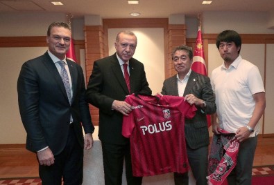 Cumhurbaşkanı Erdoğan'a Eski Futbolcu Alpay Ve Yöneticilerinden Hediye Forma
