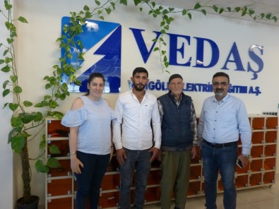 Dedektif Gibi İz Sürdü Açıklaması Bulduğu Parayı Sahibine Teslim Etti