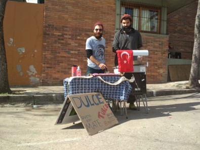 Hayallerinin Peşine Düşen Gençler, Un Helvası Satarak Dünyayı Geziyor