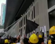 BIBER GAZı - Hong Kong'da Protestocular Yasama Meclisini İstila Etti