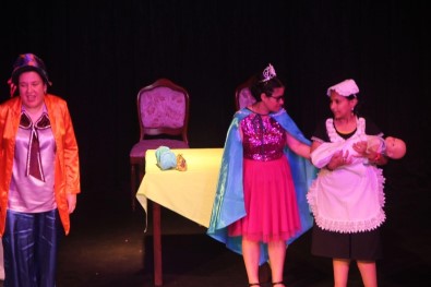 Kuşadası'nda Engeller Sahnede Aşıldı