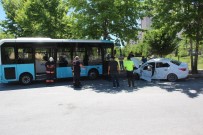 YAKıNCA - Özel Halk Otobüsü İle Otomobil Çarpıştı Açıklaması 7 Yaralı