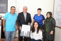 BEDENSEL ENGELLİ - Rabia'dan Başkan Atay'a Değerli Hediye