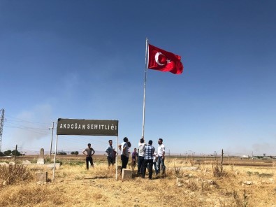 Suriye Sınırındaki Şehitliğe Türk Bayrağı Asıldı