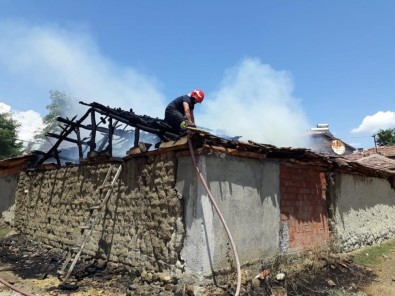 Amasya'da Samanlık Yangını Açıklaması 10 Ton Saman Kül Oldu