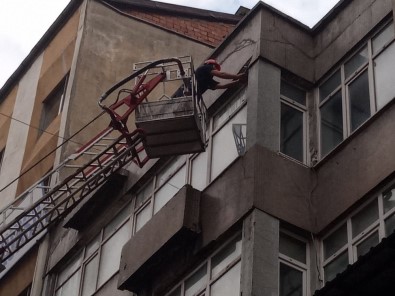 Binanın Balkonundan Düşen Taş Parçaları Korkuttu