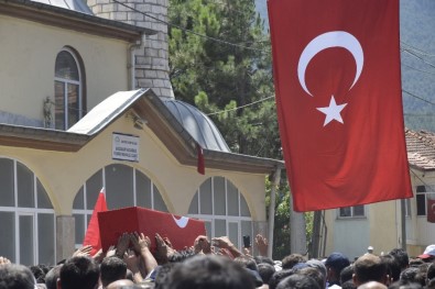 Burdur Şehidini Bağrına Bastı
