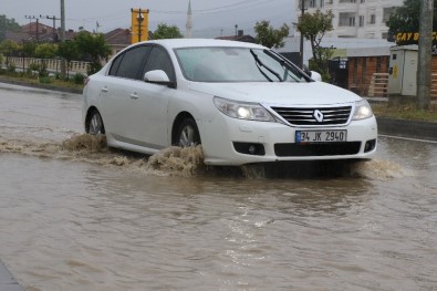 Karabük'te Kısa Süreli Yağış Yolları Göle Çevirdi